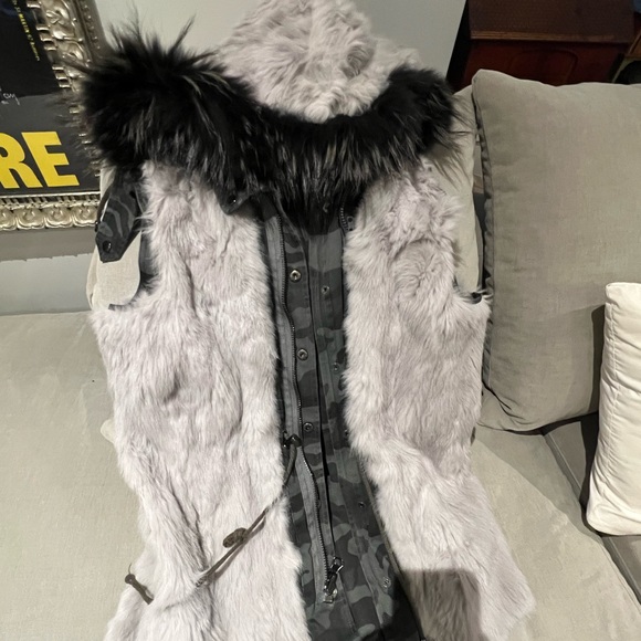 Reversible Real Fur lined (removable) camo vest with hood- Wear it 4 ways! - Picture 3 of 7